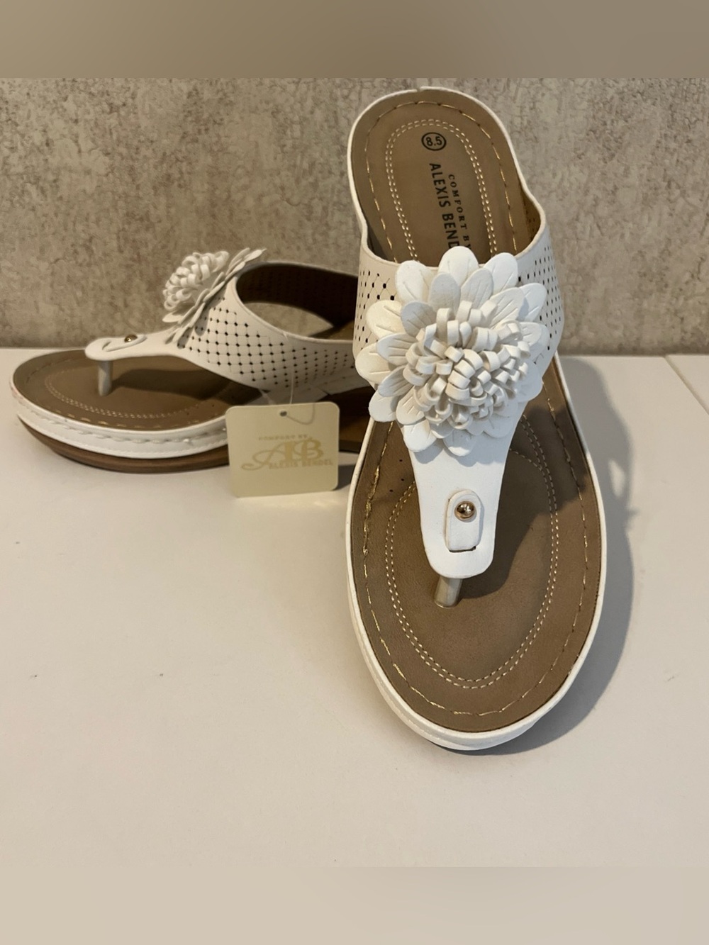 Alexis Bendel Comfort Willa Flower White Wedge Sandals Lightweight Ladies 8.5